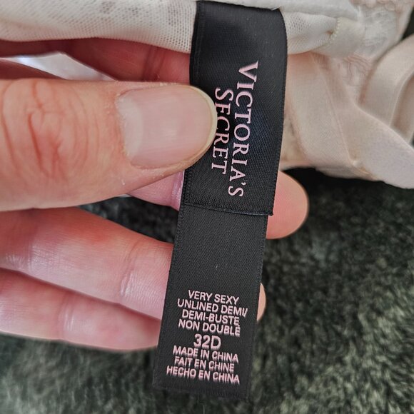 Vs Front Clasping Bra - Picture 3 of 3